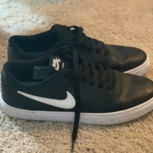 Men’s size 8 leather Nike shoe